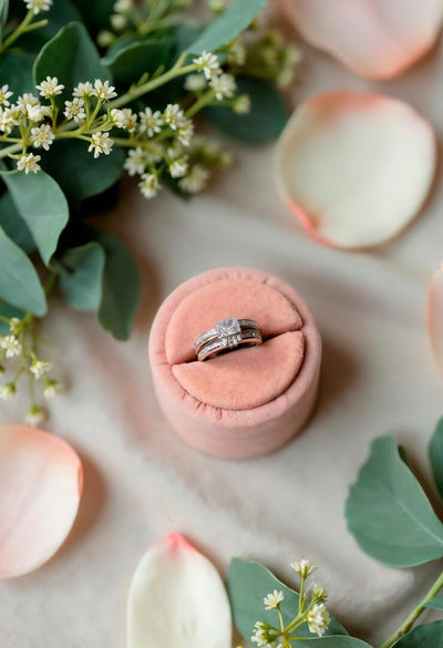 Straight vs. Curved Wedding Bands: Which One's Right for You?