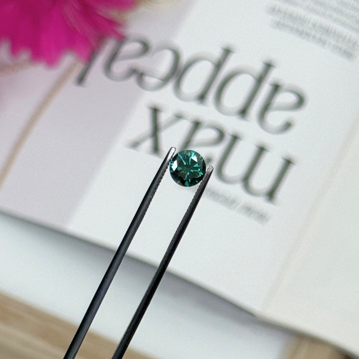 6.5mm ( DEW 1ct) round dark green moissanite