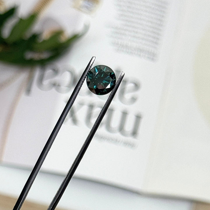 8.5mm ( DEW 2.5ct) round dark green moissanite