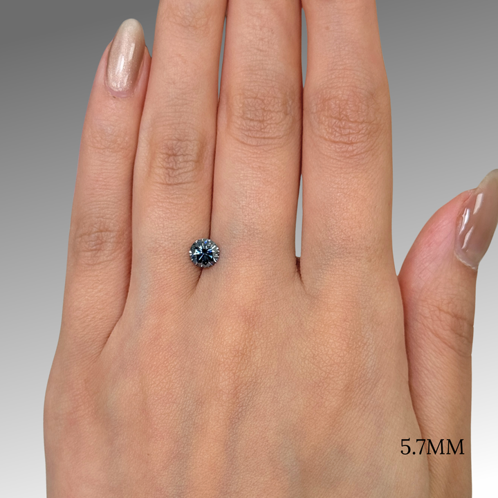 5.7mm ( DEW 0.5ct) round dark grey moissanite