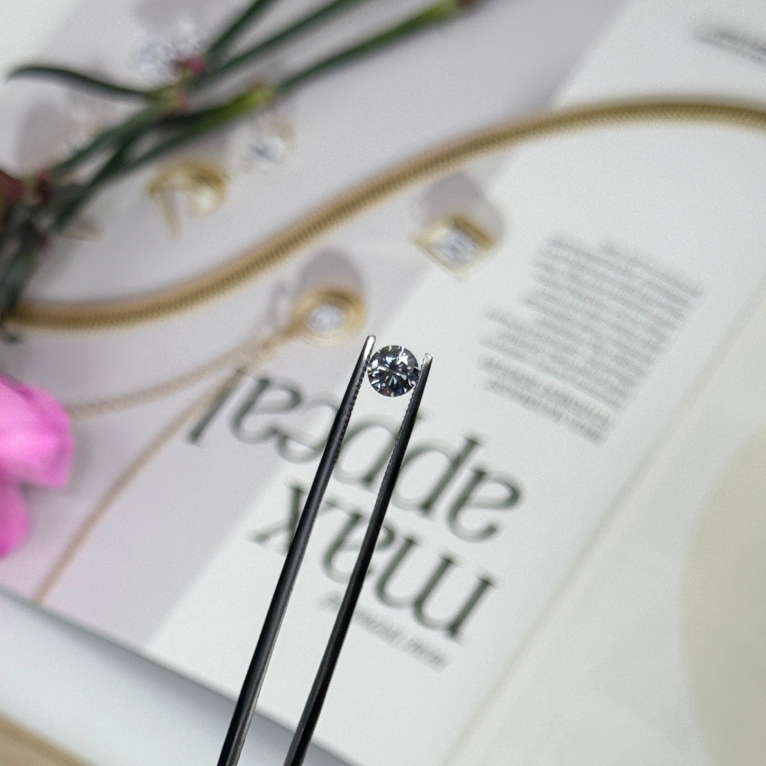 5.7mm ( DEW 0.5ct) round dark grey moissanite