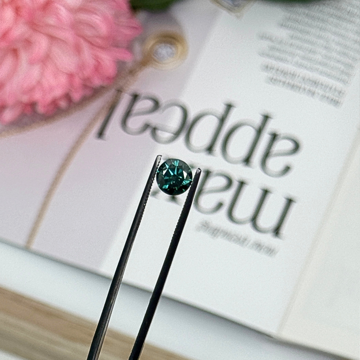 7.5mm ( DEW 1.5ct) round dark green moissanite