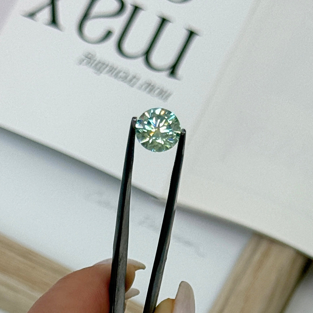 8.5mm ( DEW 2.5ct) round aqua-teal moissanite