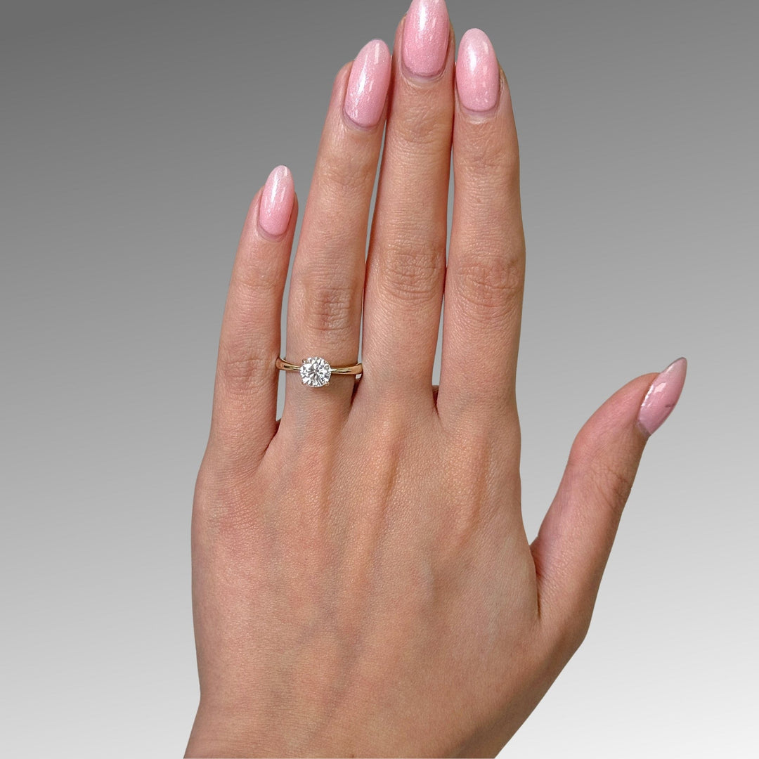 Bague de fiançailles Stacey en moissanite ronde 1 carat en or jaune 14 carats