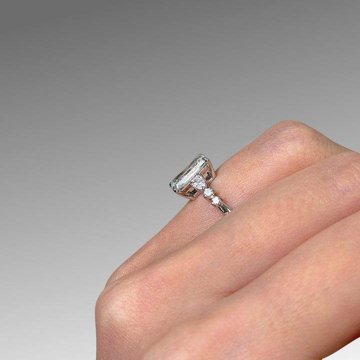 Bague de fiançailles Emma Radiant/Emerald en diamant de laboratoire