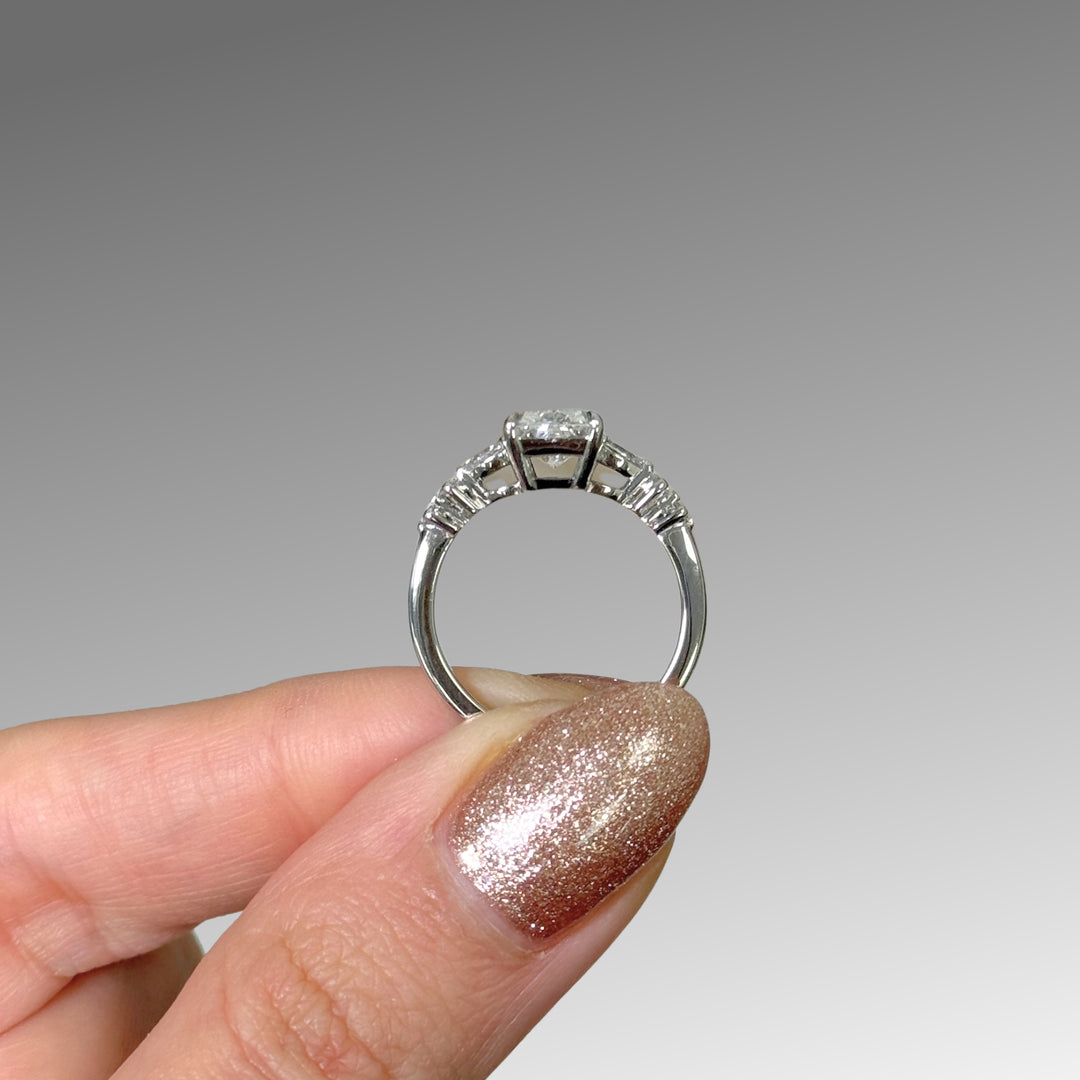 Bague de fiançailles Emma Radiant/Emerald en diamant de laboratoire