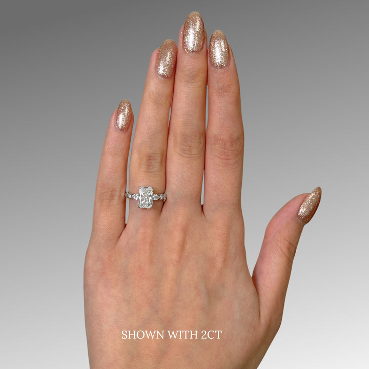 Bague de fiançailles Emma Radiant/Emerald en diamant de laboratoire