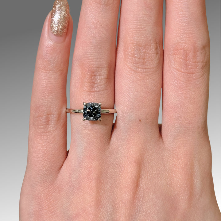 Bague de fiançailles Eden en moissanite grise taille coussin de 1,3 ct en or blanc 14 carats