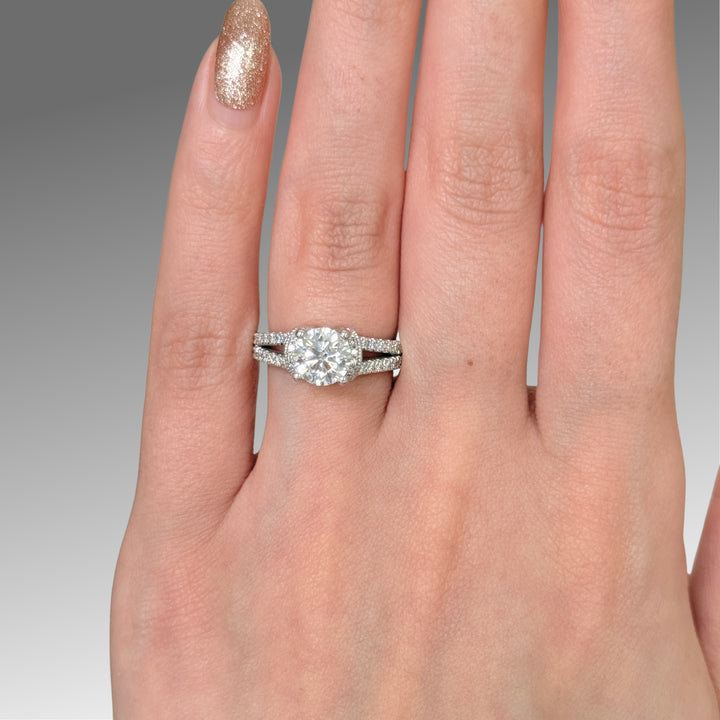 Bague de fiançailles Luna en diamant rond de 1,3 ct créé en laboratoire