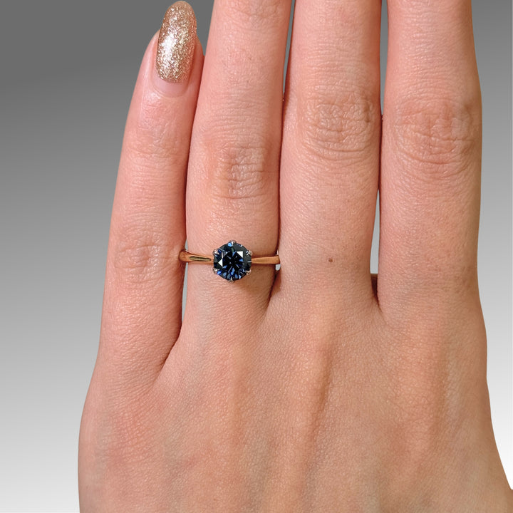 Bague de fiançailles Mary en or blanc/jaune 14 carats avec moissanite bleue ronde de 1 ct