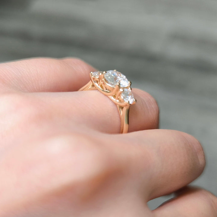 AGI Design Leona Round Moissanite and Lab Diamonds Engagement Ring