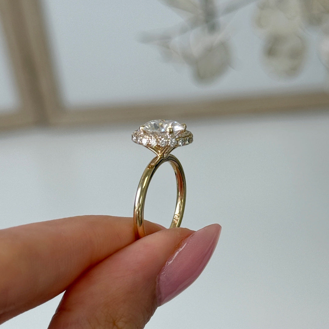 AGI Design Willow Round Moissanite Engagement Ring