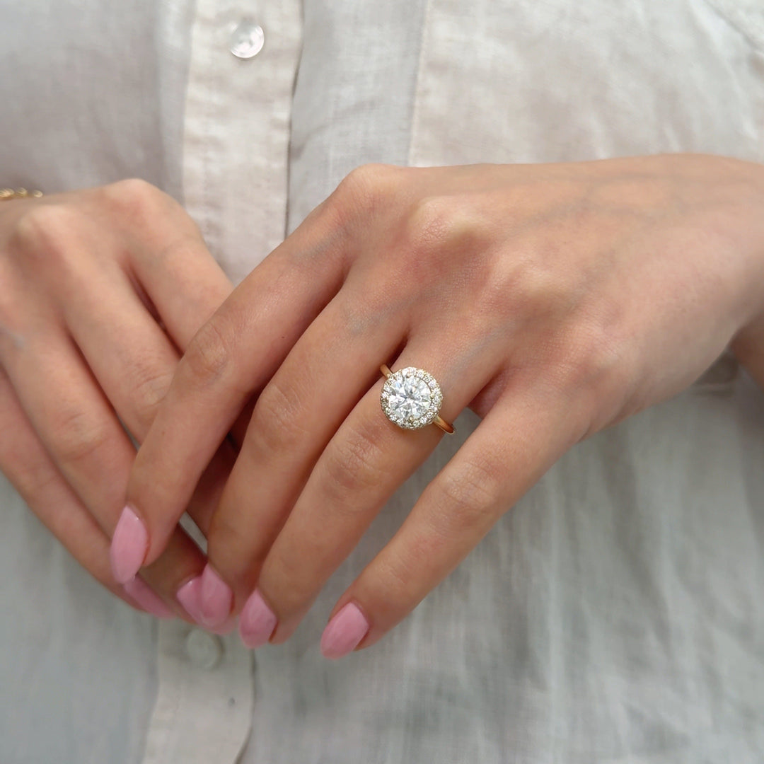 AGI Design Willow Round Moissanite Engagement Ring