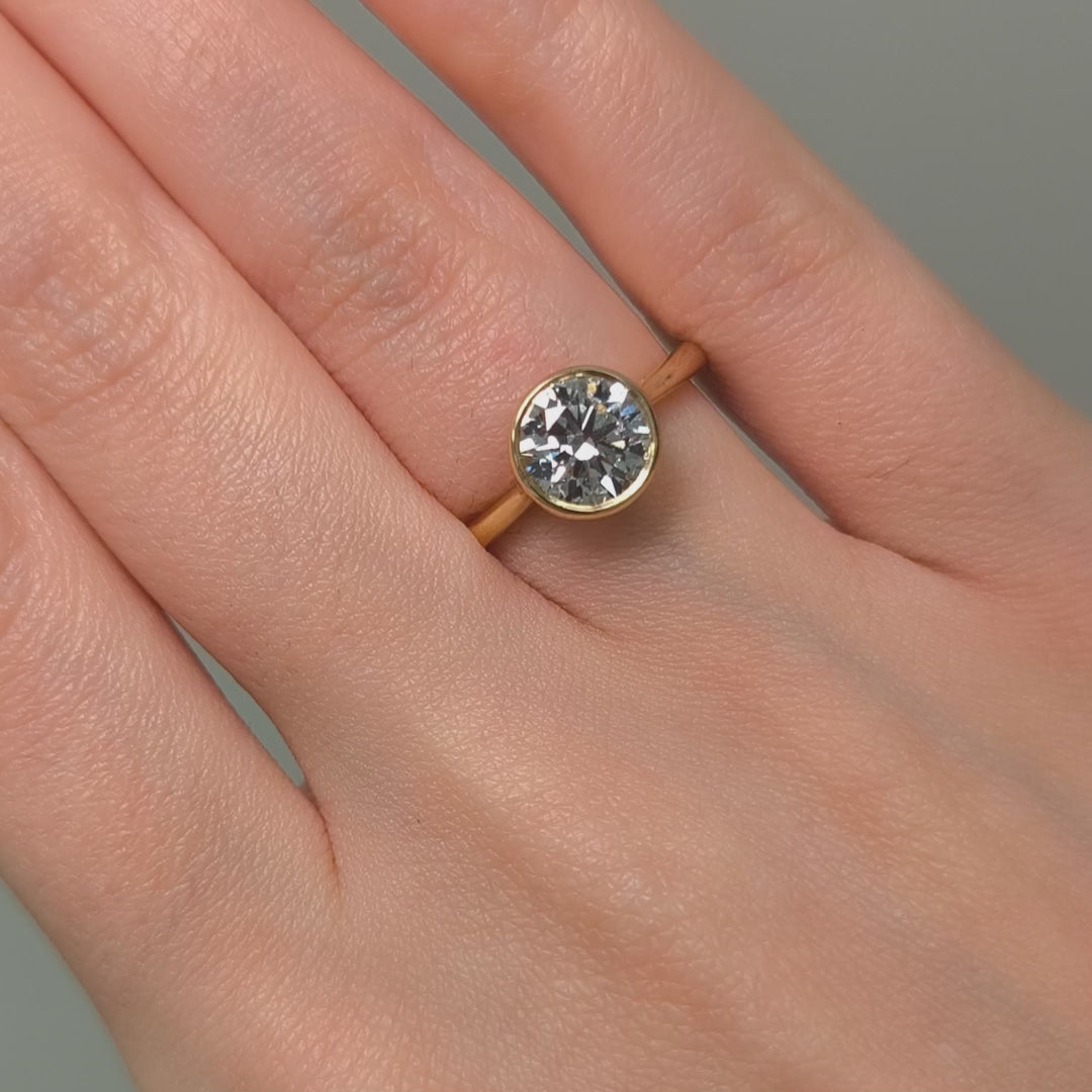 Bague de fiançailles Rachel Round avec lunette en diamant créé en laboratoire