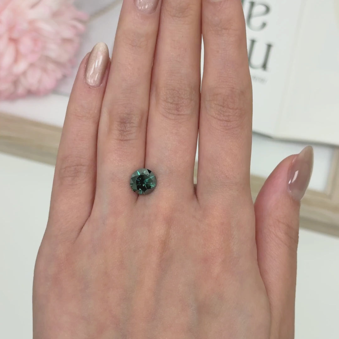 8.5mm ( DEW 2.5ct) round dark green moissanite