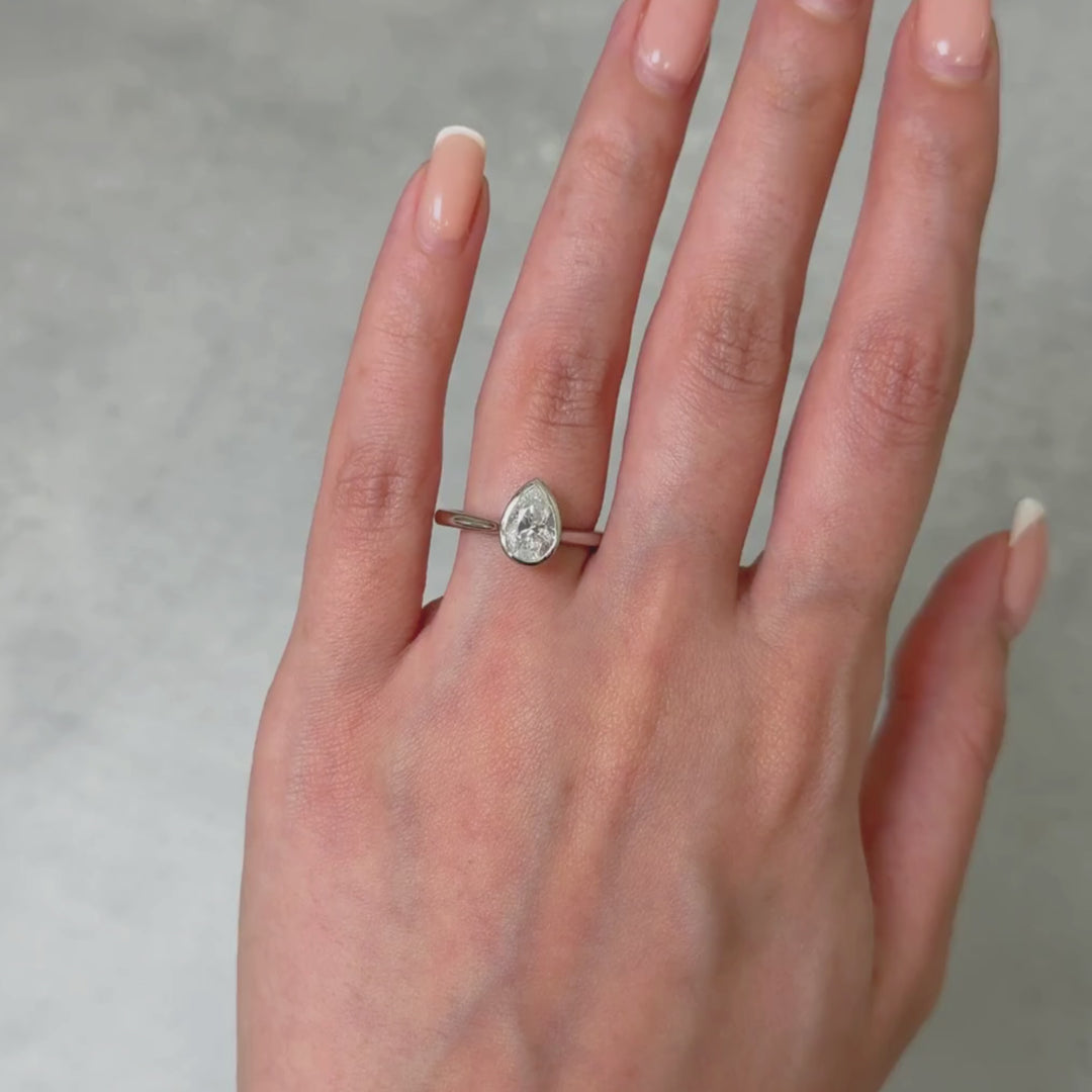 Bague de fiançailles sertie de diamants créés en laboratoire par Rachel Pear