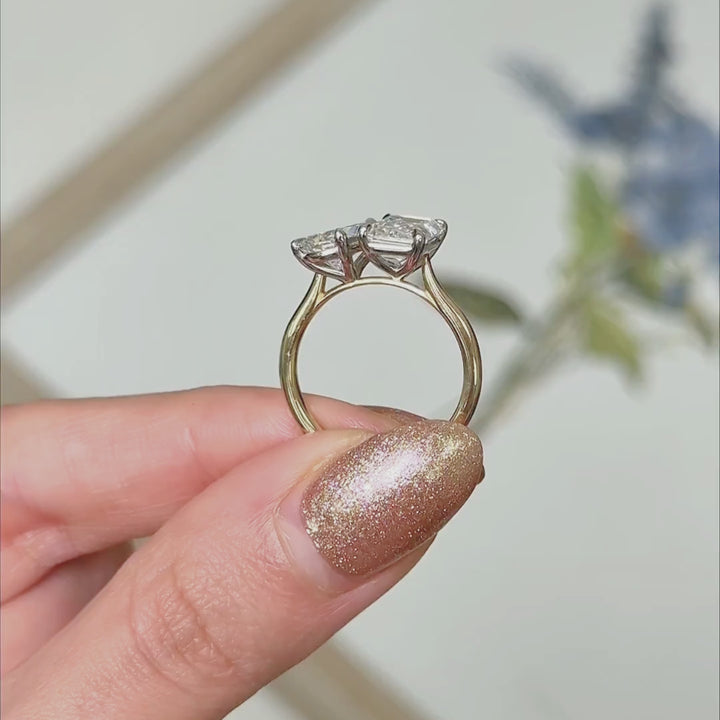 Bague Toi Et Moi 2,4 ct E/VVS2 Émeraude et 1,56 ct E/VVS2 Poire Diamant Créé en Laboratoire