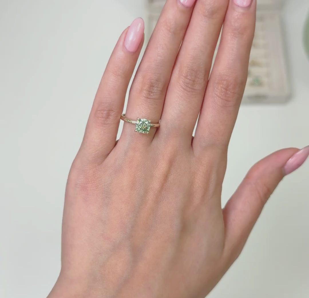 Bague de fiançailles Eden en or jaune 14 carats avec moissanite taille coussin Aqua Teal de 1,3 ct