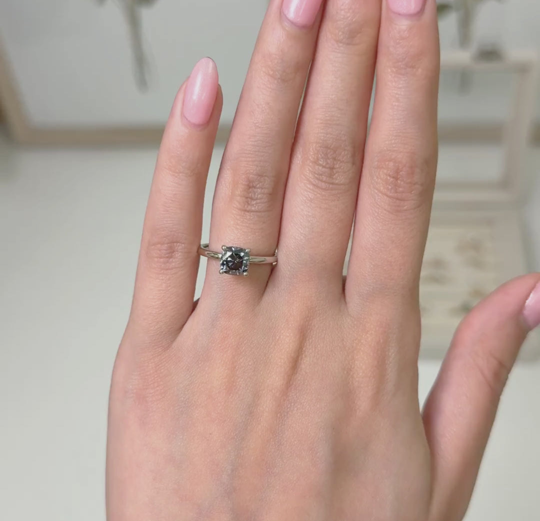 Bague de fiançailles Eden en moissanite grise taille coussin de 1,3 ct en or blanc 14 carats