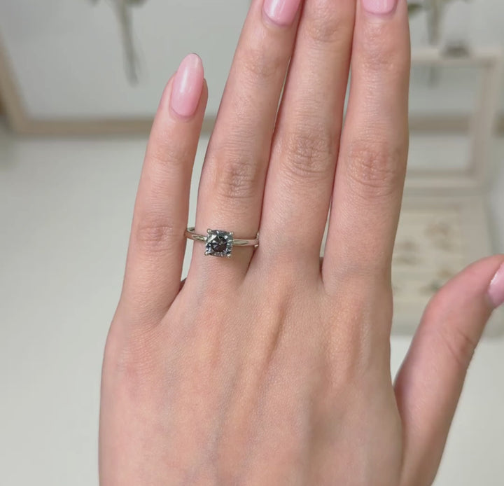 Bague de fiançailles Eden en moissanite grise taille coussin de 1,3 ct en or blanc 14 carats