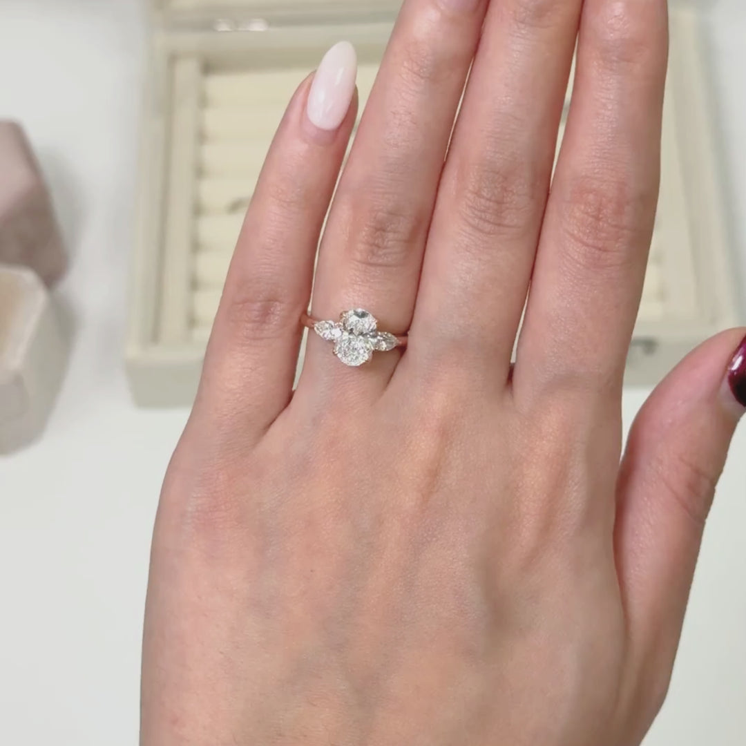 Bague de fiançailles tulipe en diamant ovale Lindsey créée en laboratoire