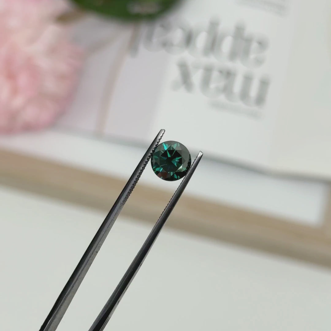 8.5mm ( DEW 2.5ct) round dark green moissanite