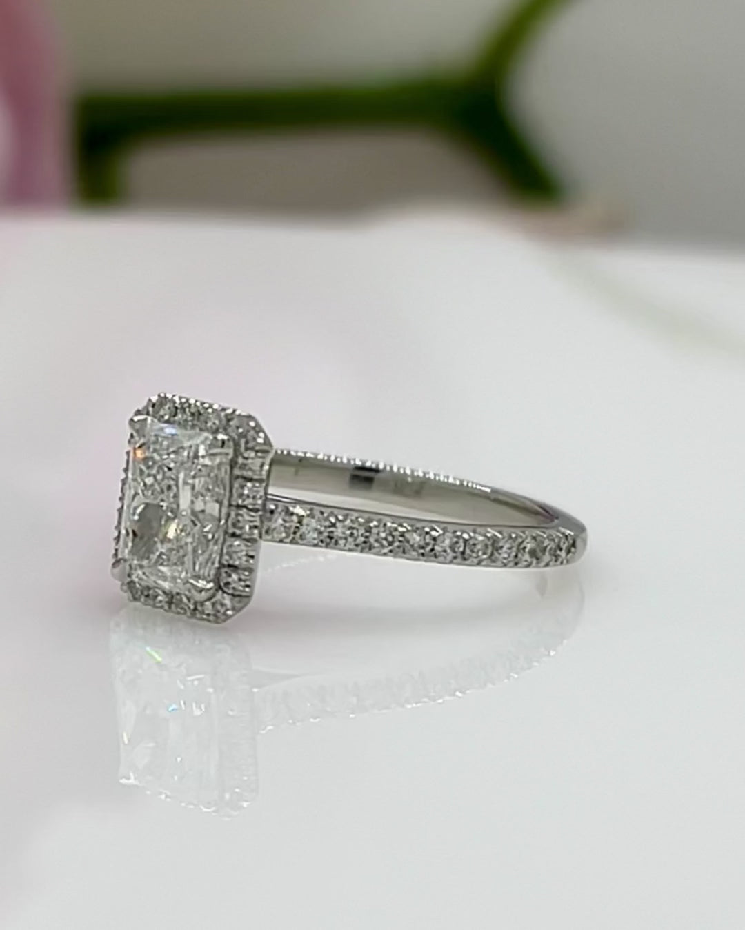 Bague de fiançailles Victoria Radiant/Emerald en diamant de laboratoire