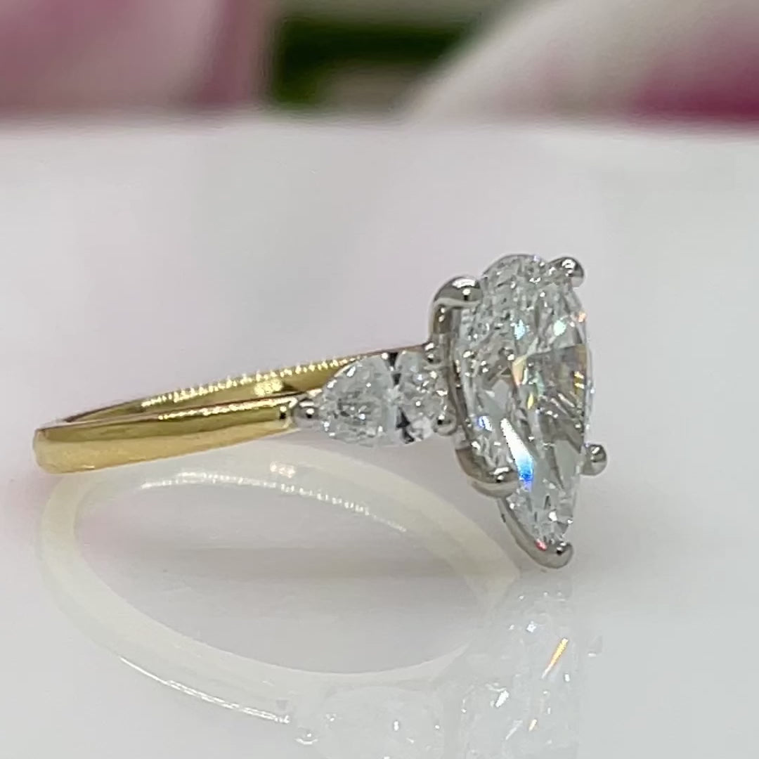 Bague de fiançailles Linda en diamant de laboratoire en forme de poire