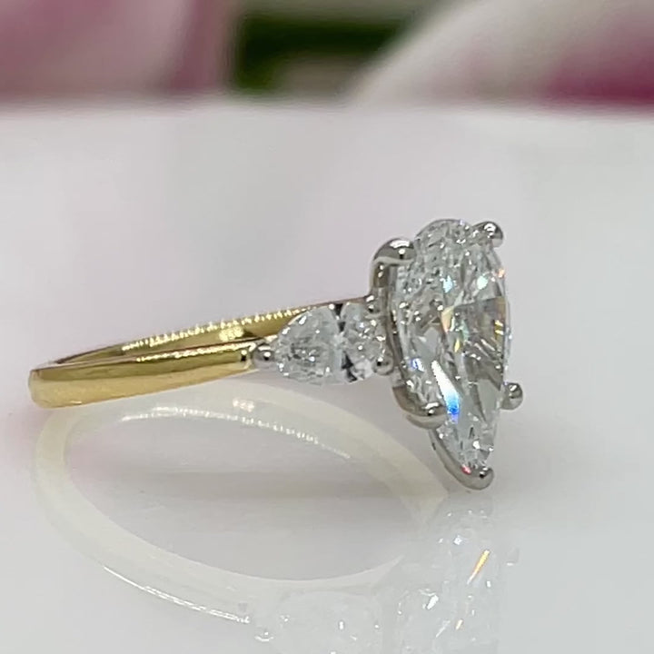 Bague de fiançailles Linda en diamant de laboratoire en forme de poire