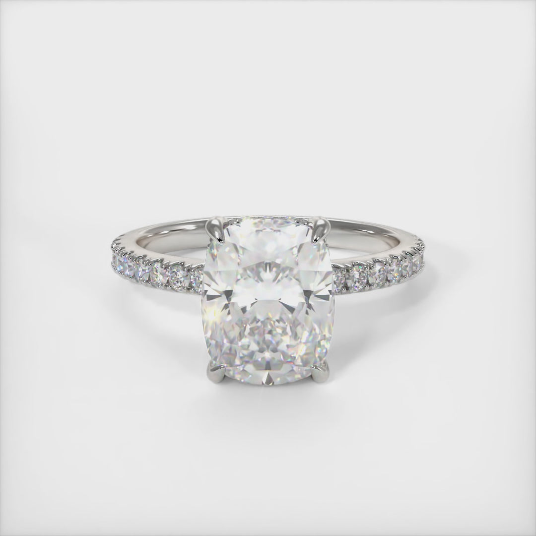 Bague de fiançailles Alexandra en diamant synthétique taille coussin allongé