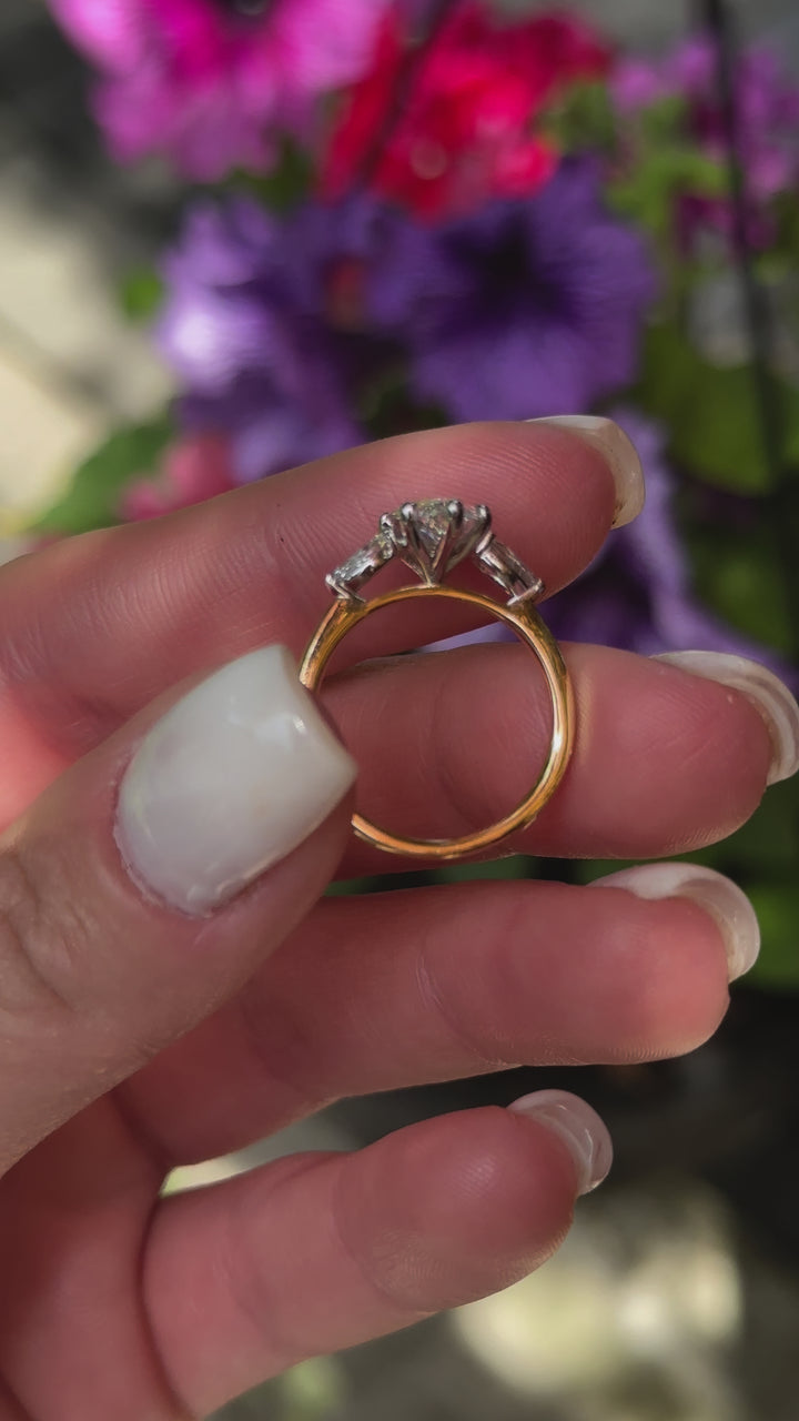 Bague de fiançailles Linda en diamant de laboratoire en forme de poire