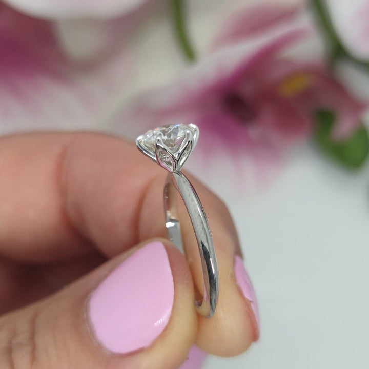 AGI Design Noa Round Moissanite Engagement Ring With Knife Edge Band